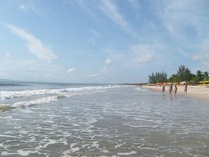 Praia de Guaibim: Extensa,  salpicada por quiosques e pousadas - 