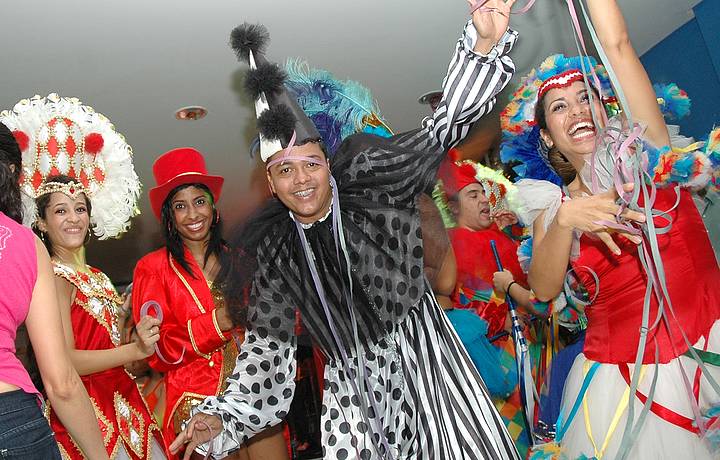 Folia rene artistas e turistas