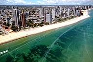 Paisagem se funde com as praias de Recife