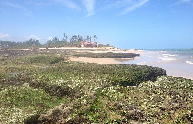 Rochas que ficam no encontro do rio com o mar