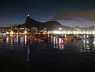 vista noturna da Baa da Guanabara com o Corcovado ao fundo