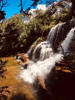 Paradisaca cachoeira com piscina natural