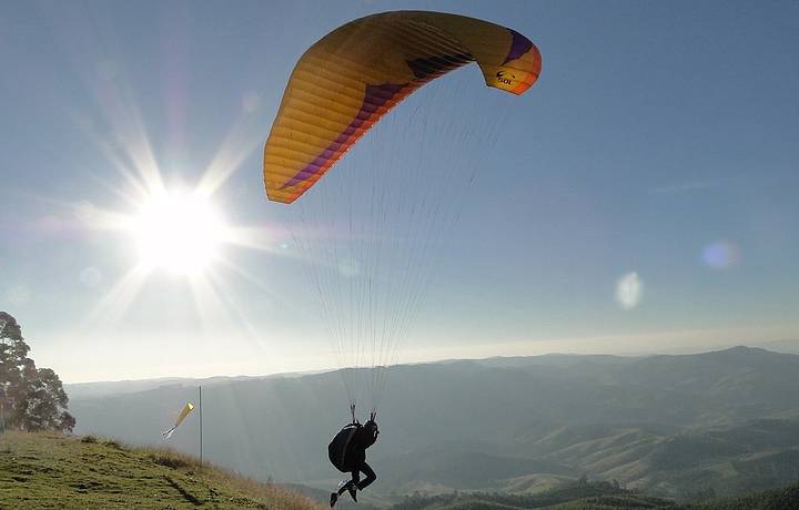 Voo de parapente nas montanhas de Poos de Caldas