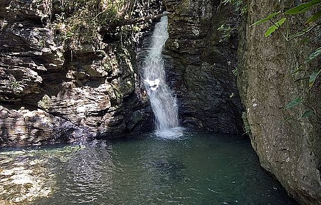 Banhos refrescantes na cachoeira do Paredão