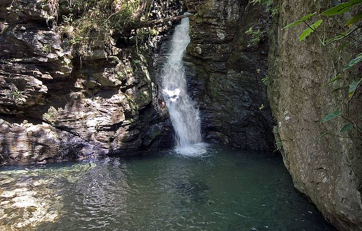 Banhos refrescantes na cachoeira do Paredo