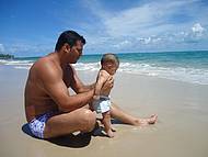 Papai apresentando a praia ao filho Miguel Leal