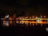 Uma das belas pontes de Recife à noite