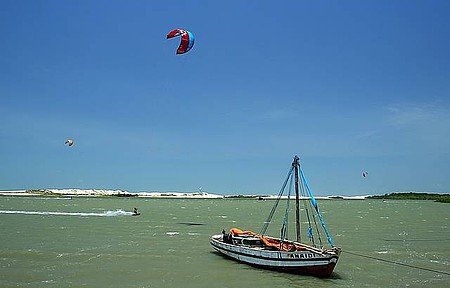 Turma do kitesurf se reúne na praia de Olho d'Água