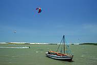 Turma do kitesurf se reúne na praia de Olho d'Água