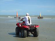 Passeando pela praia de Tatajuba indo as dunas com quadricíclo, excelente !