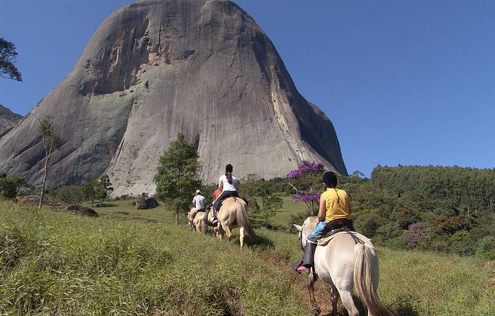 Passeio a cavalo leva aos arredores da Pedra Azul