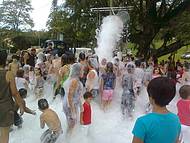 Banho de espuma na praa (carnaval)