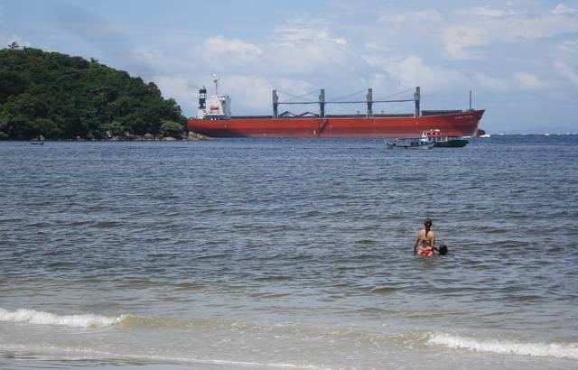 Cargueiro rumo ao Porto de Paranagu