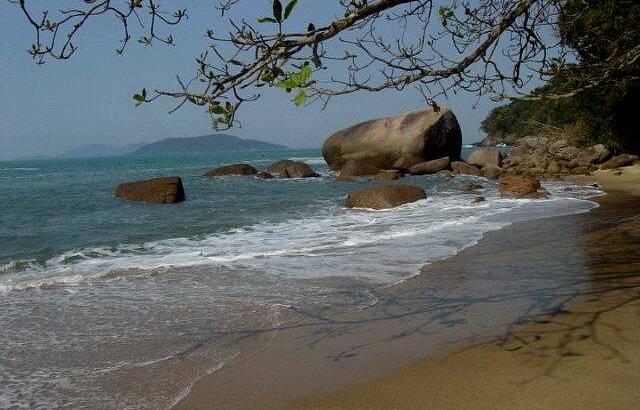 Metade da Praia da Raposa. Essa metade j  linda. Imagine a praia inteira?!