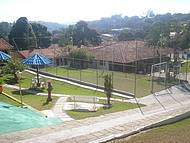 Futebol em campinho gramado.