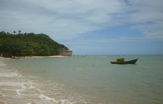 Praia tranquila, mar transparente e de uma beleza delicada.