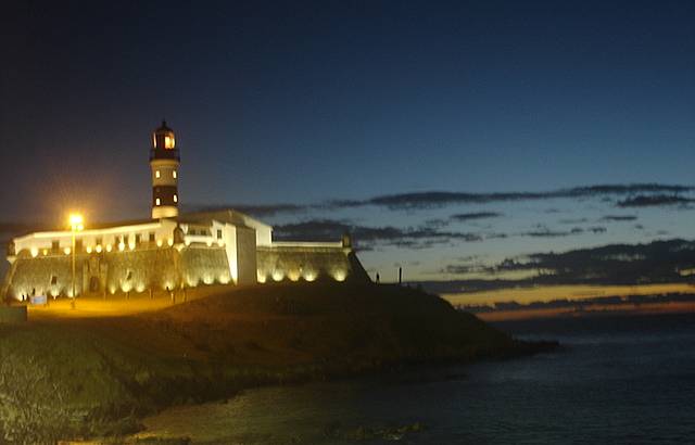 Farol da Barra ao anoitecer