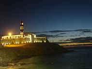 Farol da Barra ao anoitecer