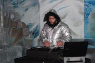 DJ toca paramentado para dar conta do frio