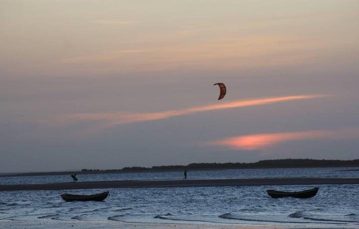 Bons ventos convidam  prtica de kitesurf