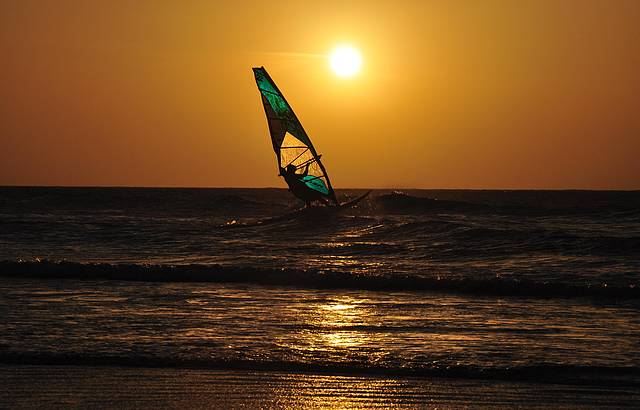 Pr do sol com Windsurf