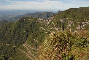 Bem na foto!: Mirante descortina estrada sinuosa e belas paisagens - 