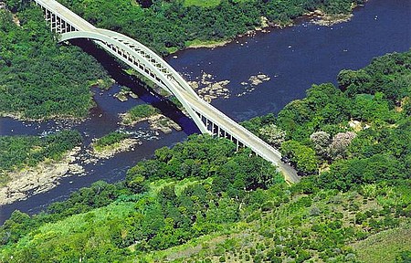 Ponte Ernesto Dornelles enfeita a paisagem