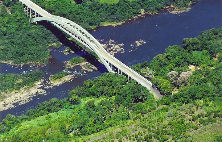 Ponte Ernesto Dornelles enfeita a paisagem