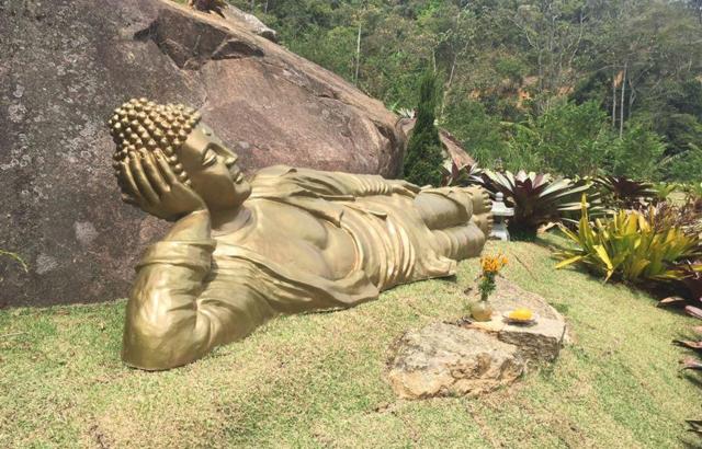Altar de Buda dá as boas vindas aos visitantes