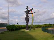 Monumento na entrada do Aeroporto Zumbi dos Palmares, Macei