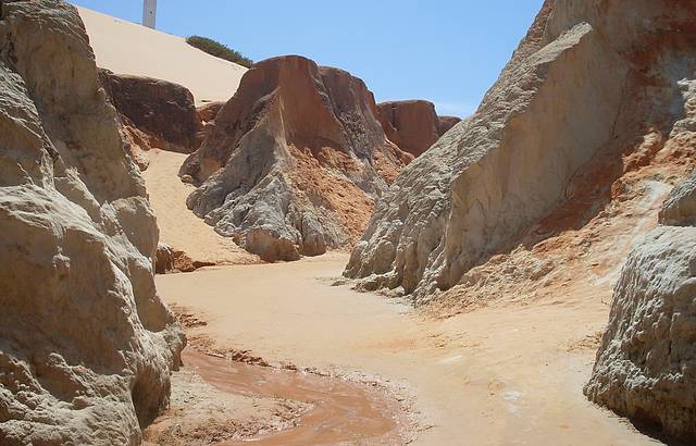 Labirinto e areias multicoloridas em Morro Branco