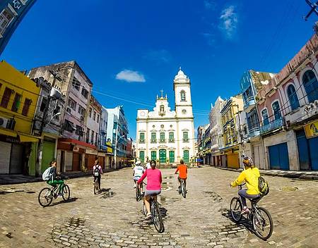 Passeios de bike levam ao Recife Antigo