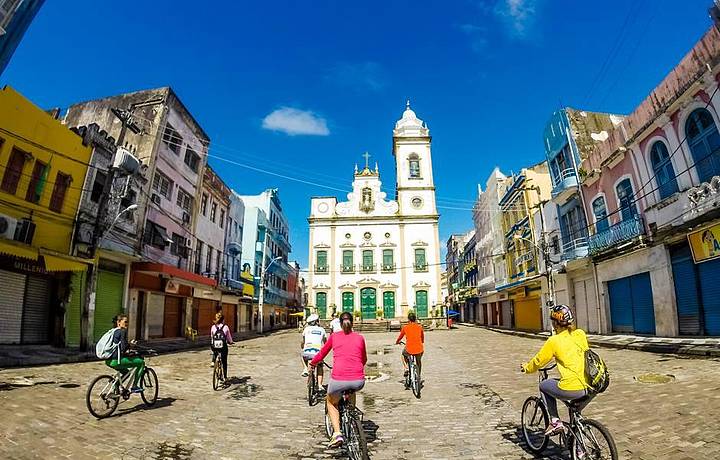 Passeios de bike levam ao Recife Antigo