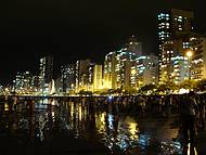 Noite de Ano Novo na praia central em Balnerio Cambori