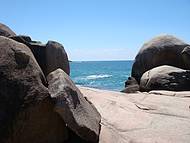 Vista das pedras da praia mole