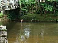 Garotos Nativos Pulam do Alto da Ponte e Mergulham no Rio.