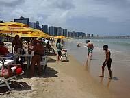 Barracas bem em frente ao mar e sol abrasador