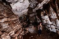Belas estalactites enfeitam a caverna de quase 300 metros