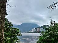 Lagoa encoberta por nuvens baixas