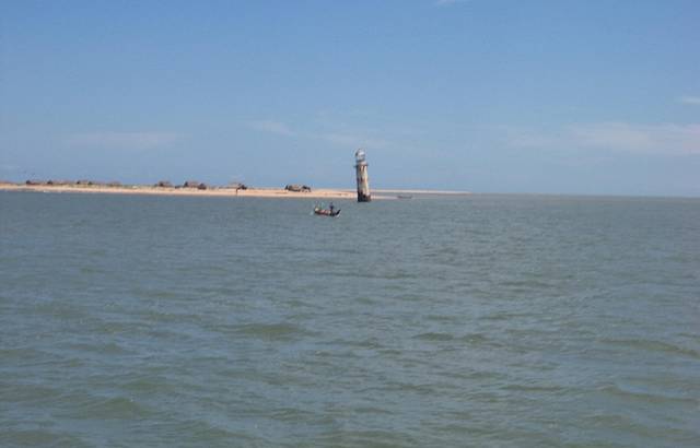 Farol da Ilha do Cabeo ( do outro lado,Alagoas)