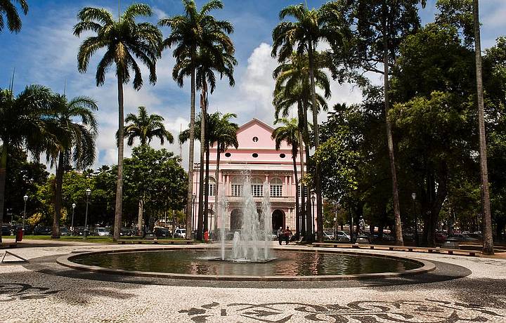 Praa da Repblica e, ao fundo, Teatro Santa Isabel