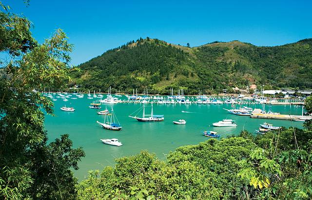 Saco da Ribeira abriga barquinhos de pesca, escunas e lanchas