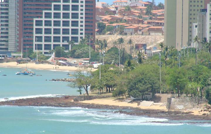 Contraste: a beleza da orla de Mucuripe e a vila de pescadores no morro ao fundo