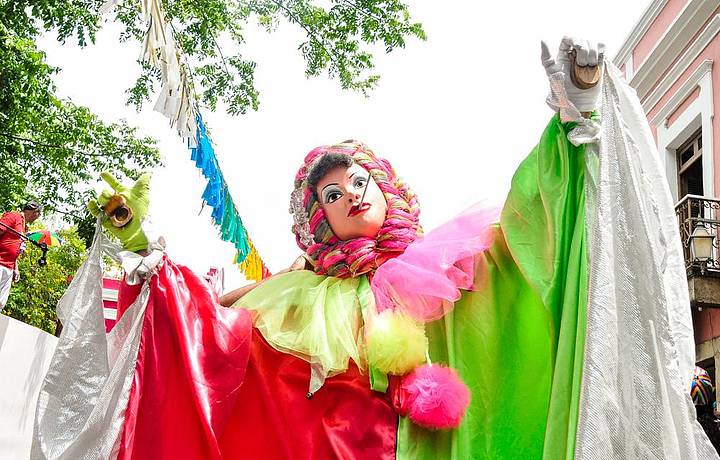 Cores e bonecos, elementos tpicos da festa