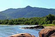 Vista das buclicas praias no litoral norte.