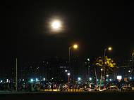 Noite de lua cheia na capital do Ceará...