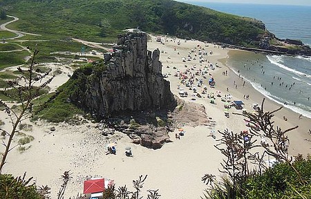 Morro da Guarita enfeita a praia