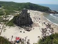 Morro da Guarita enfeita a praia