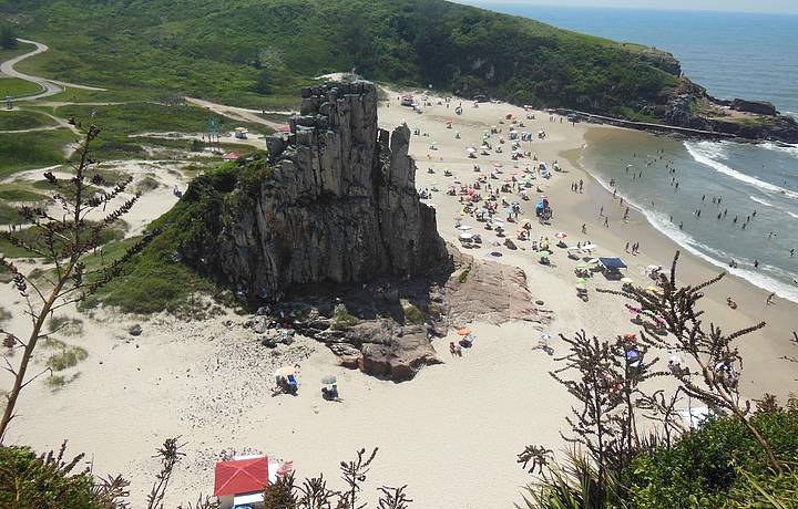 Morro da Guarita enfeita a praia