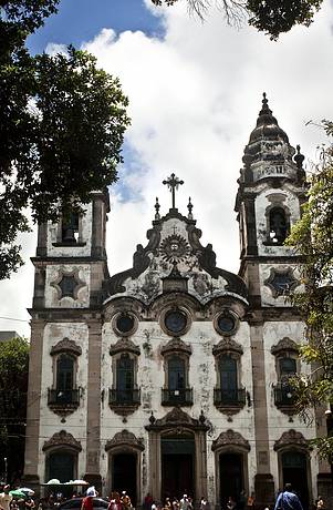 Templo tem movimento o dia todo por conta da localizao